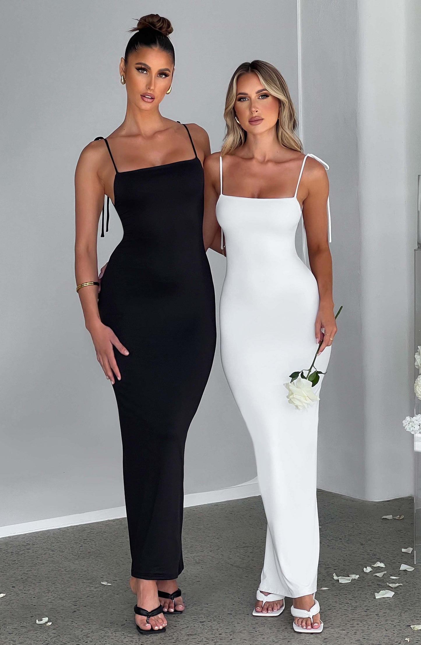 Abito Maxi Sanya in Nero con Design Elegante e Sottile