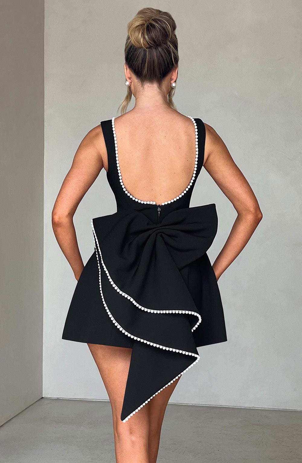 https://cdn.shopify.com/s/files/1/2060/7491/files/carrie-mini-dress-black-dress-xs-babyboo-fashion-32522816749631.jpg?v=1748600599