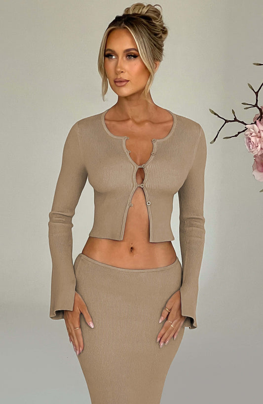 https://cdn.shopify.com/s/files/1/2060/7491/files/elia-top-beige-tops-xs-babyboo-fashion-30843861925951.jpg?v=1748604229