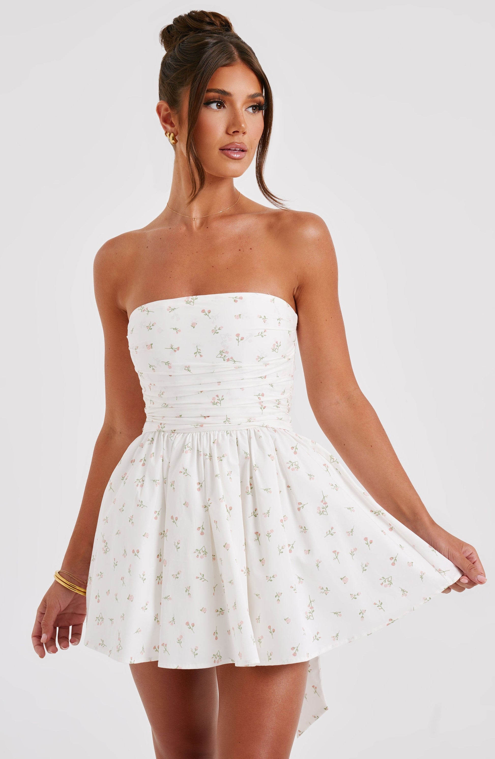 Abito da donna in stoffa blu floreale