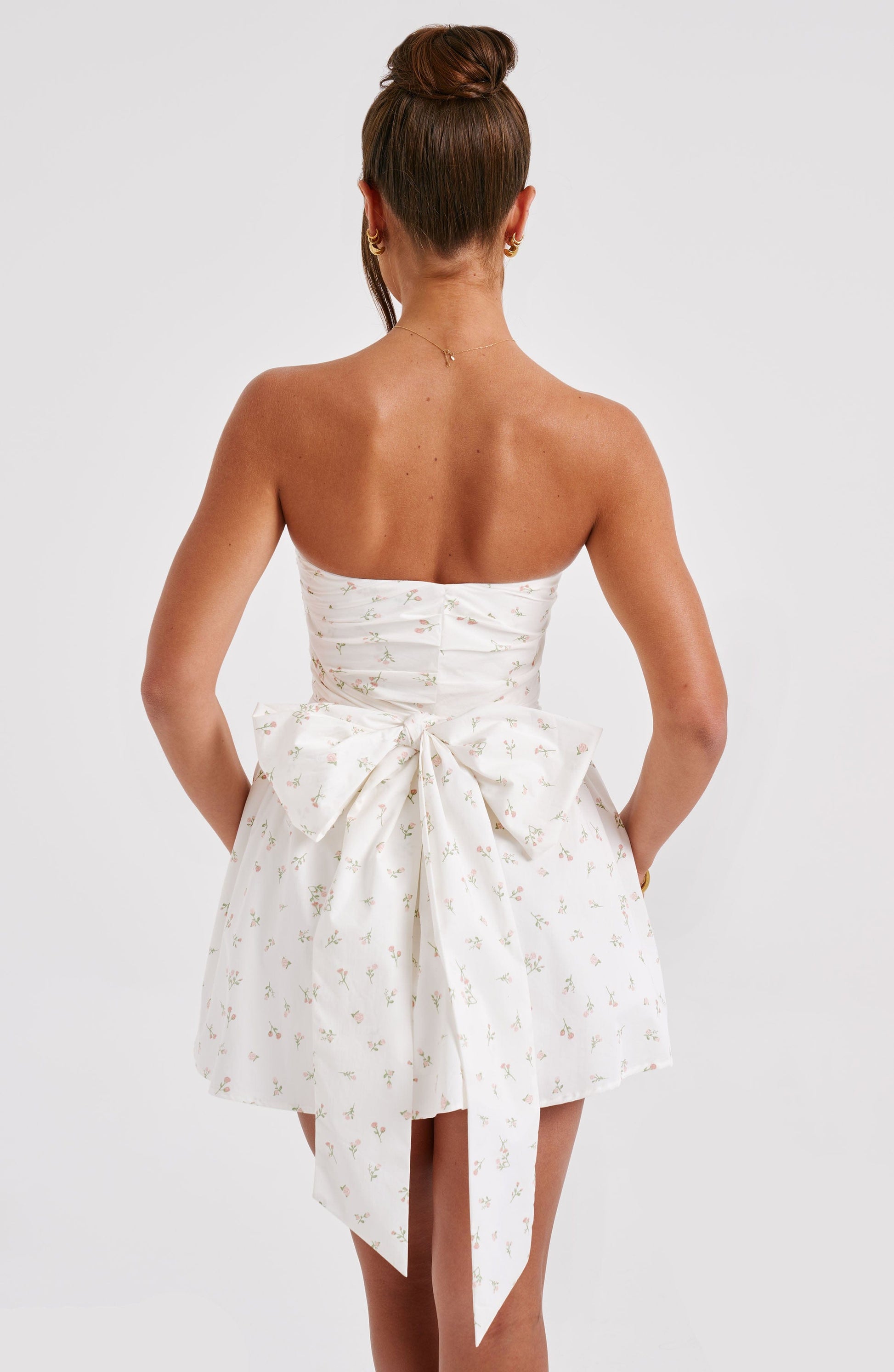 Abito da donna in stoffa blu floreale