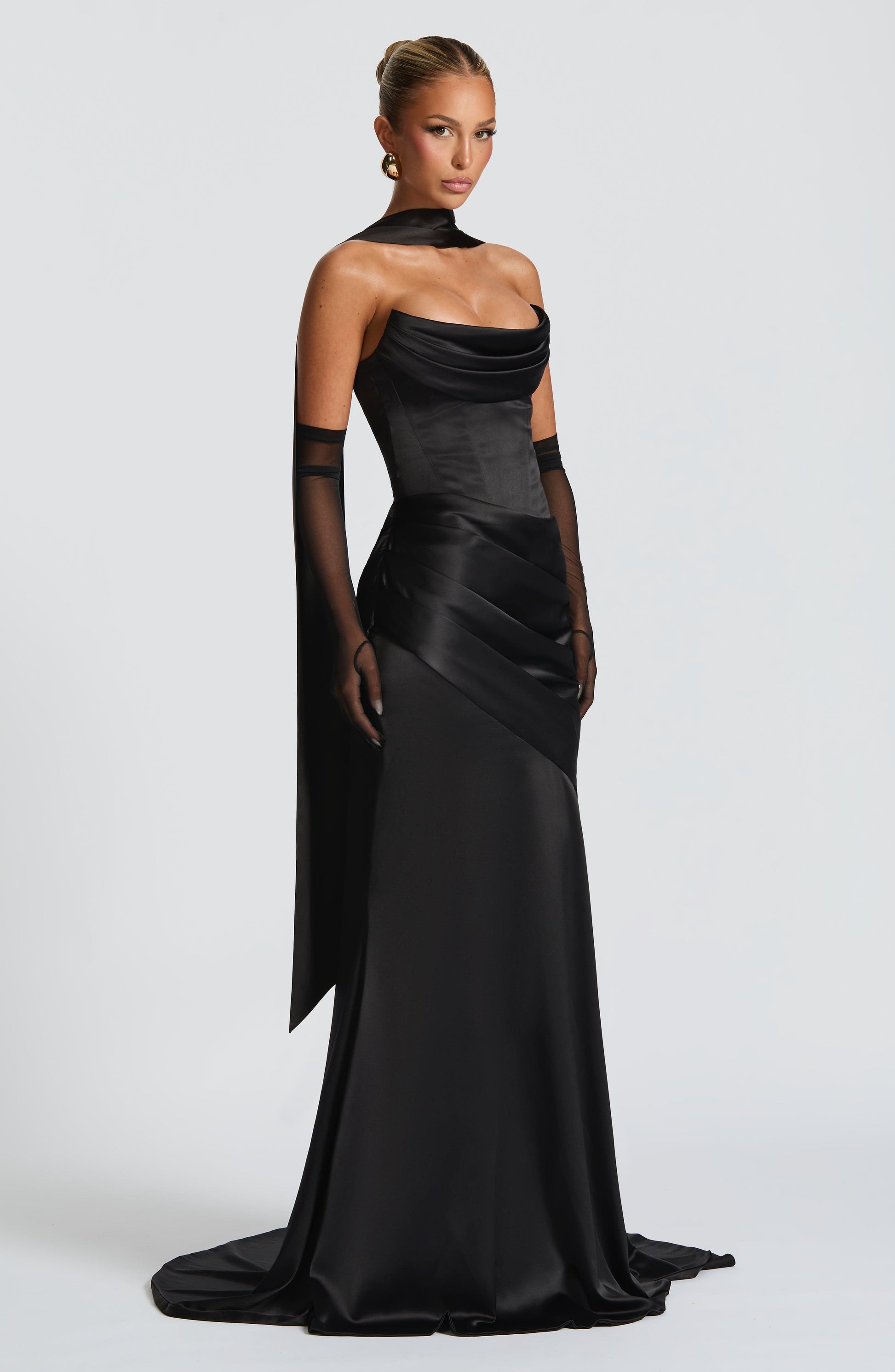 Kensington Maxi Dress in Black - Elegante e Sottile per Ogni Occasione
