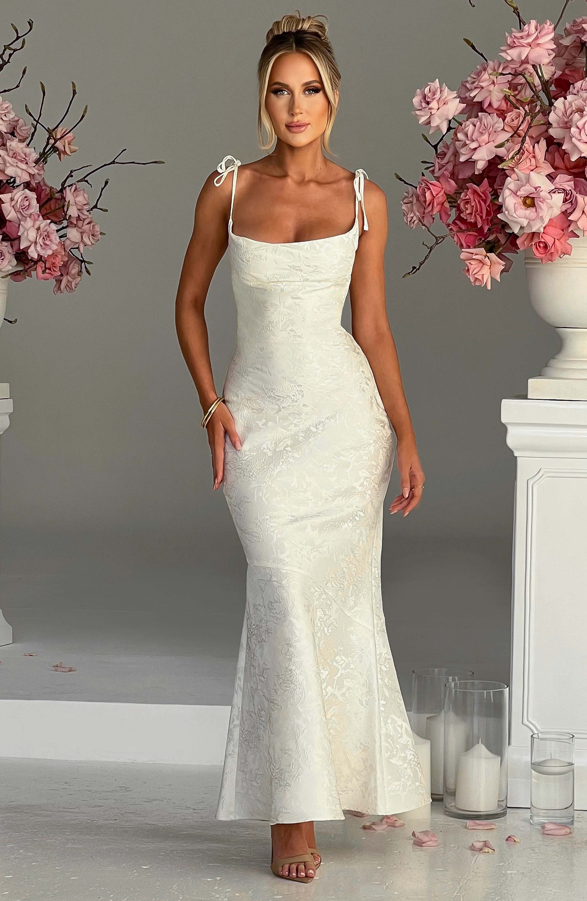 https://cdn.shopify.com/s/files/1/2060/7491/files/whitney-maxi-dress-ivory-dress-xs-babyboo-fashion-30820077830207.jpg?v=1748604197